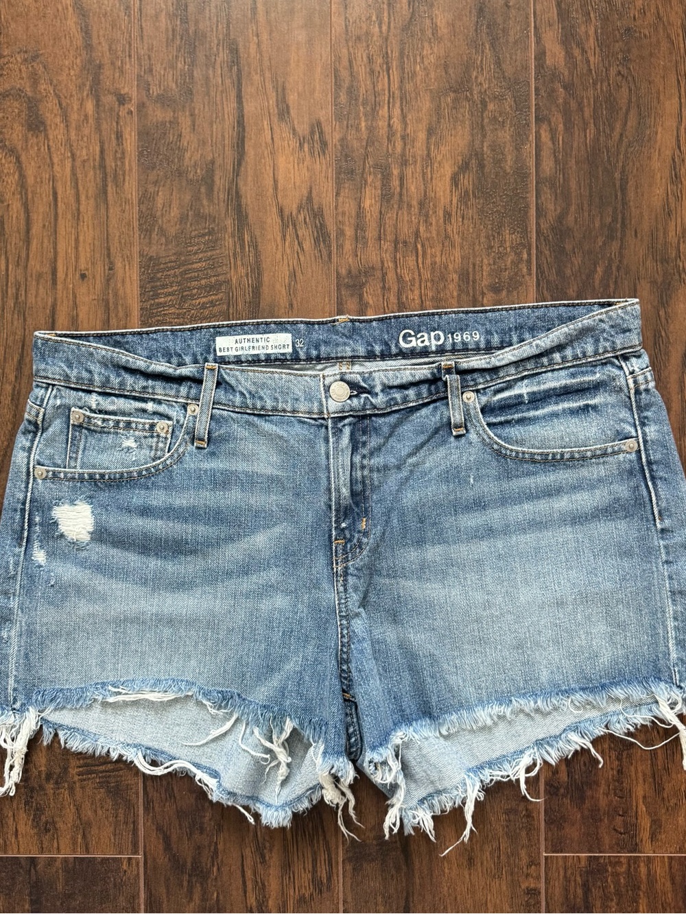 Gap Shorts size 32 Authentic Girlfriend Cutoff Medium Wash Denim